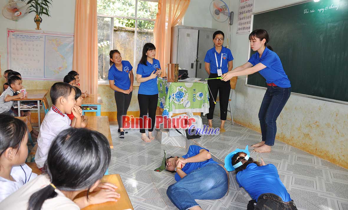 Một lớp học của các thanh niên Việt - Nhật hướng dẫn học sinh Trường tiểu học Bù Gia Mập cách bảo vệ môi trường vì một hành tinh xanh. Trong ảnh là tiểu phẩm Không xả rác ra môi trường do thanh niên Nhật thực hiện.
