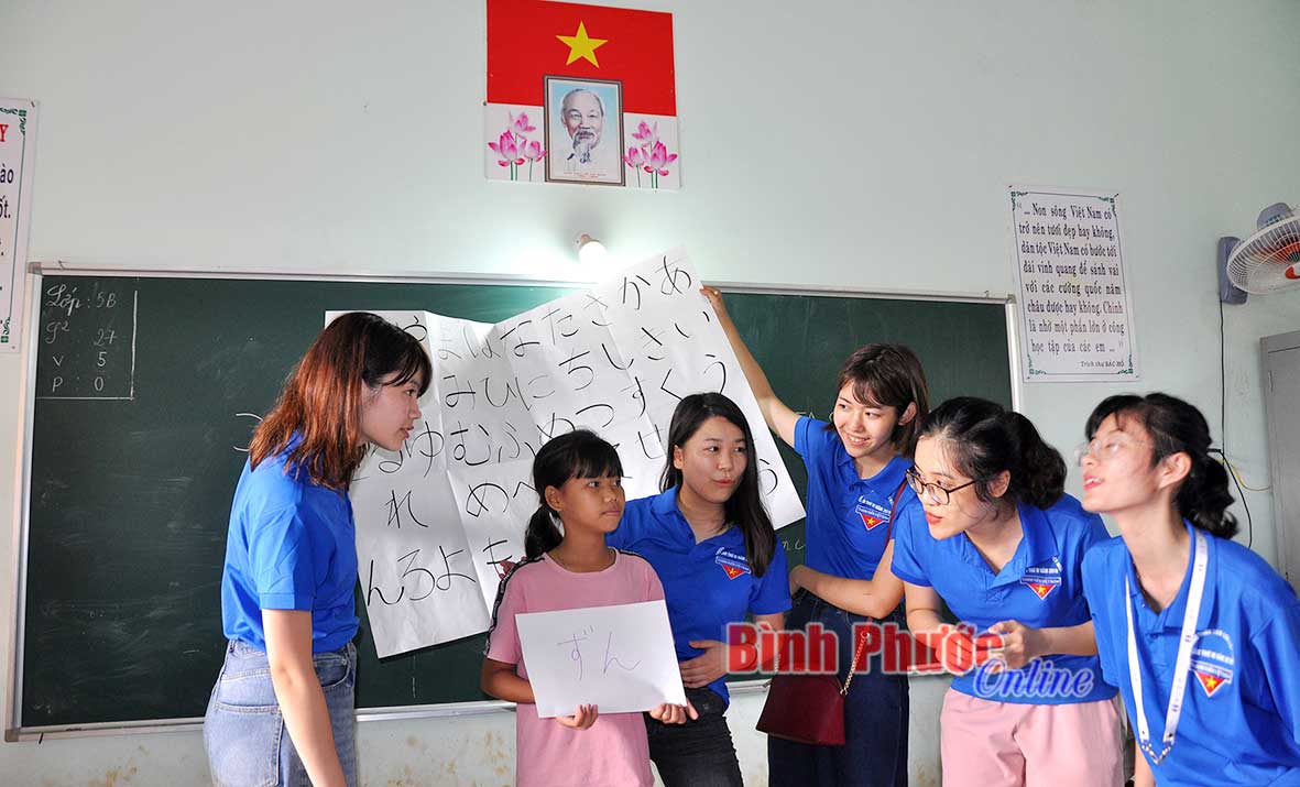 Một lớp học của các bạn thanh niên Việt - Nhật hướng dẫn học sinh Trường tiểu học Bù Gia Mập học tiếng Nhật và tìm hiểu về đất nước hoa anh đào.