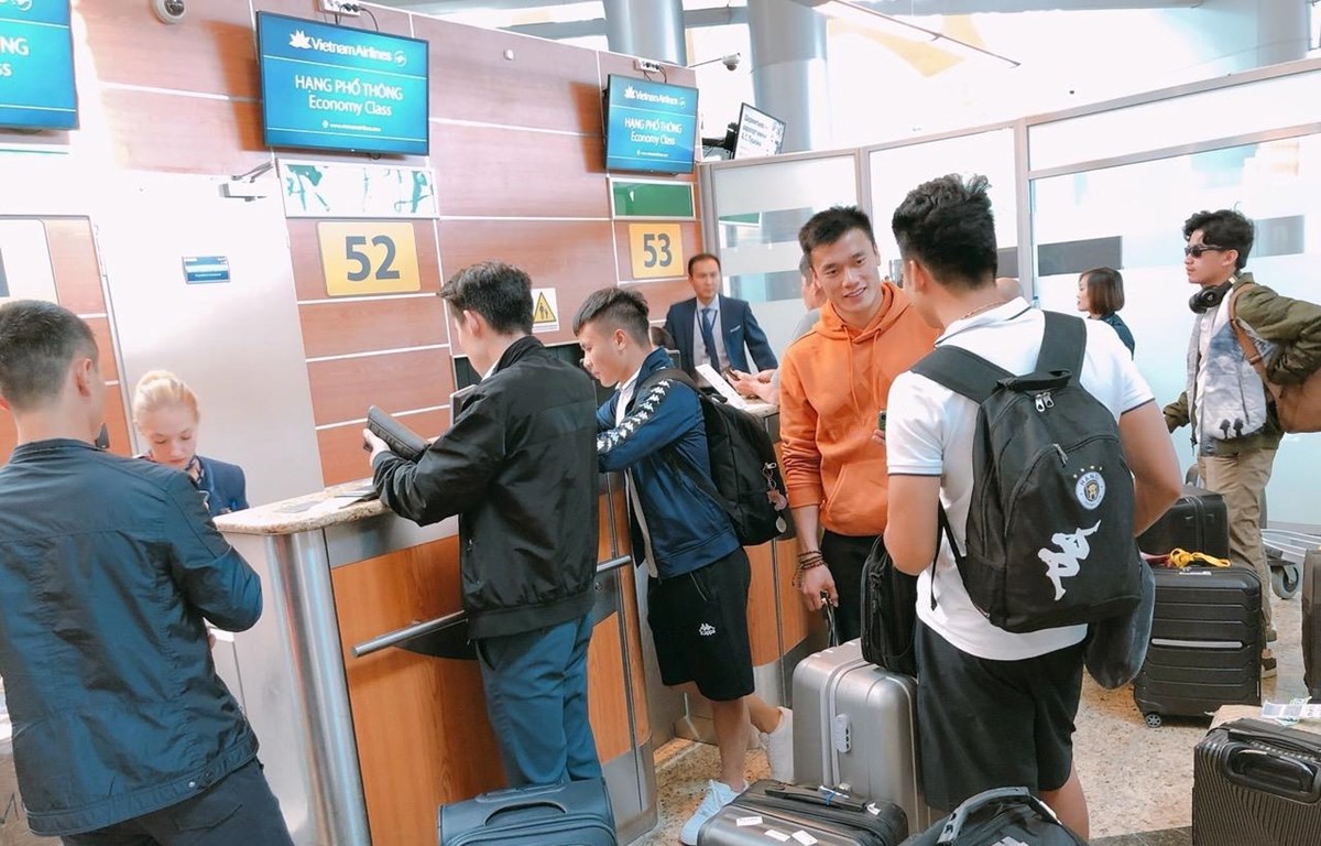 Tiền vệ Quang Hải, Bùi Tiến Dũng, Phạm Thành Lương, Nguyễn Thành Chung và Mạch Ngọc Hà bị kẹt lại tại sân bay Nga. (Ảnh: CLB Hà Nội)
