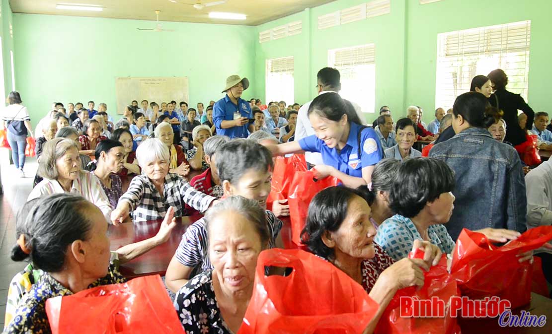 650 phần cơm, quà tặng Trung tâm Bảo trợ xã hội Tân Hiệp