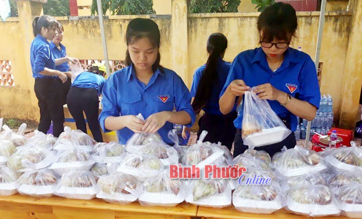 Đoàn viên thanh niên chuẩn bị cơm trưa cho các thí sinh tại điểm thi Trường THPT Lộc Ninh