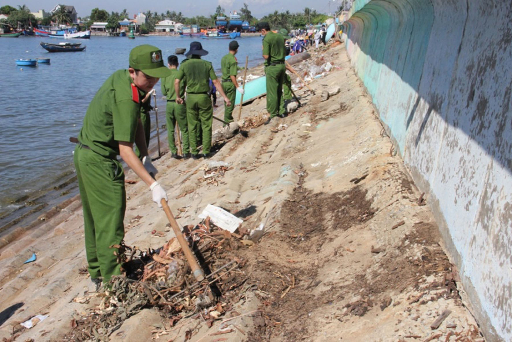 Lực lượng vũ trang tham gia làm sạch biển tại cảng Sa Kỳ (Quảng Ngãi) - Ảnh internet