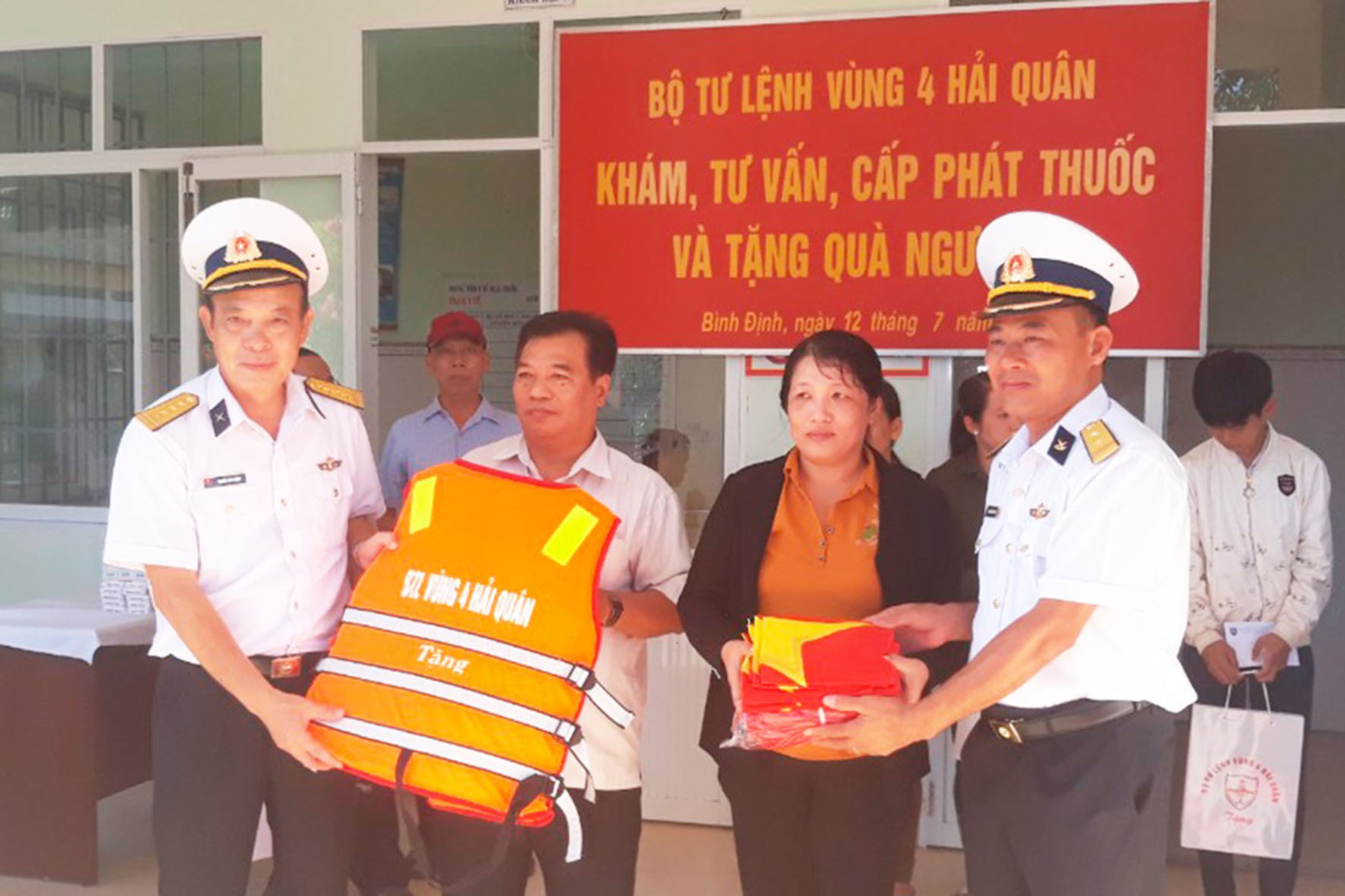Hải quân Vùng 4 tặng cờ Tổ quốc và áo phao cho ngư dân Bình Định - Ảnh tư liệu