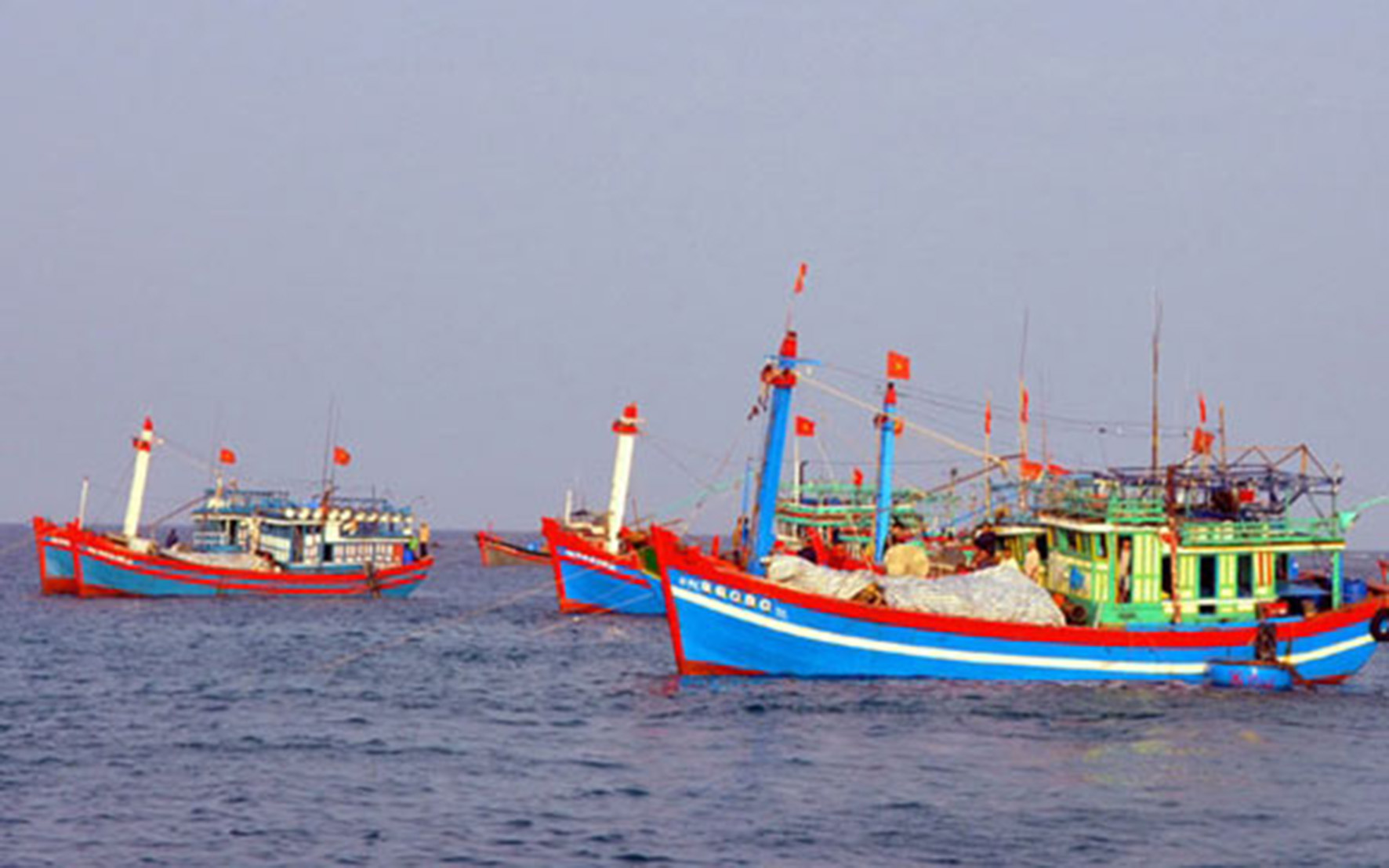 Tàu đánh cá của ngư dân Việt Nam đánh bắt hải sản trên biển