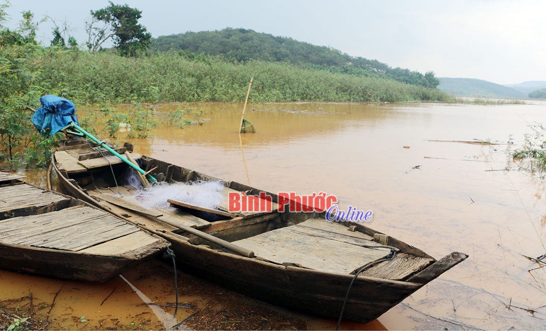 Chèo thuyền ra hồ Thác Mơ chơi, 3 học sinh lớp 9 đuối nước