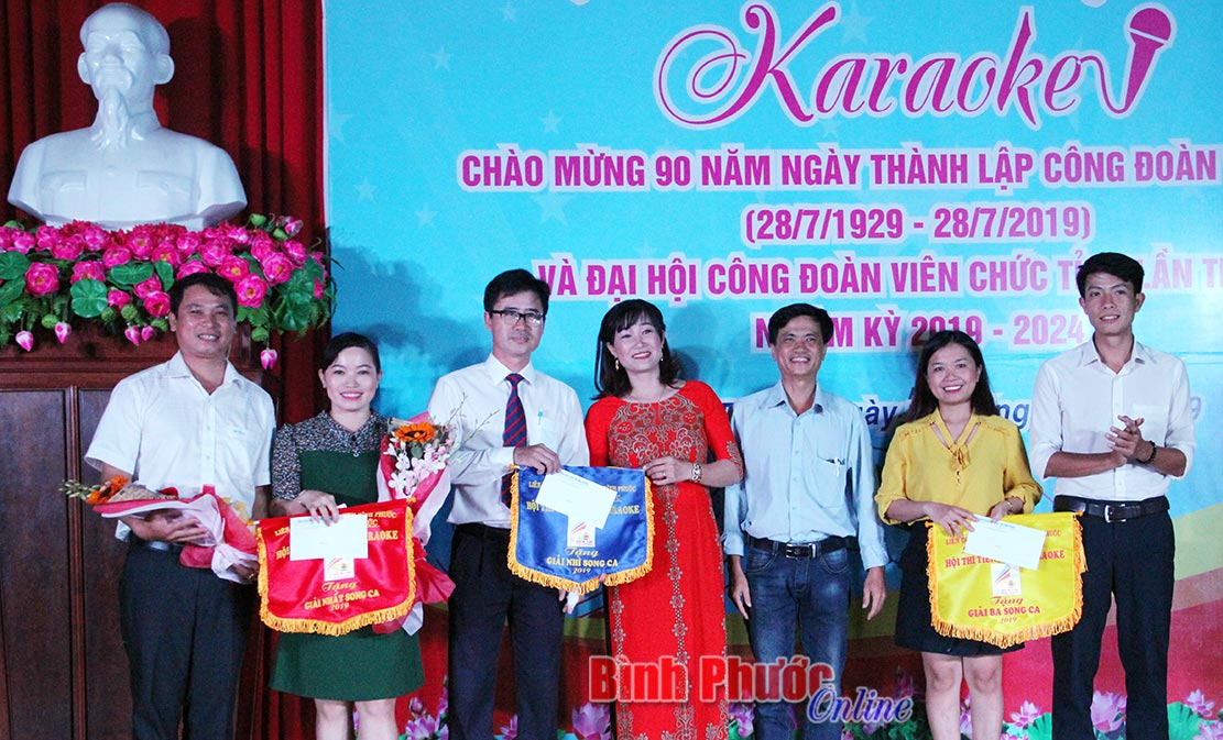 150 công đoàn viên tham gia hội thi karaoke và bóng đá