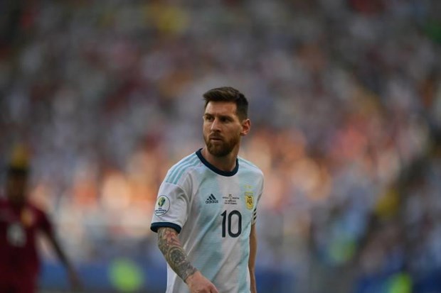 Messi tuc gian khong len nhan huy chuong cung tuyen Argentina hinh anh 1