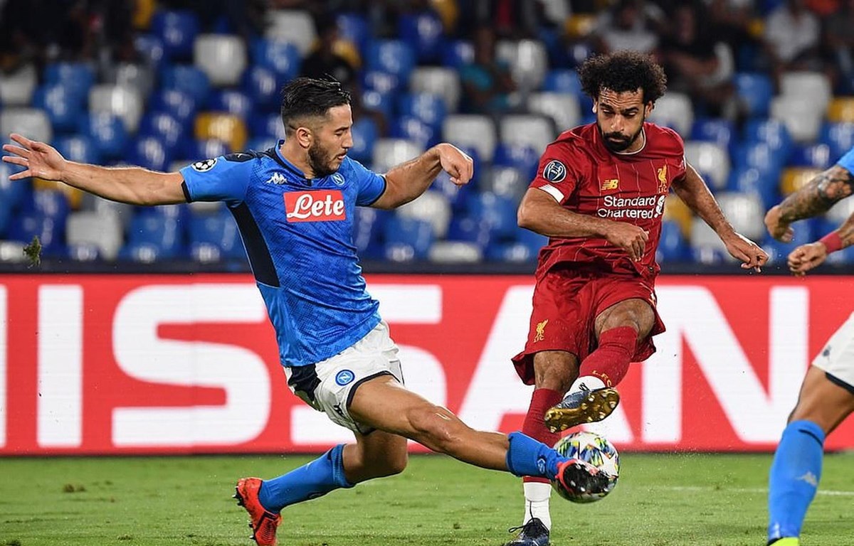 Salah (áo đỏ) và Liverpool lại phải rời San Paolo với hai bàn tay trắng.