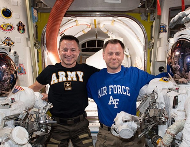 NASA lap dat 'ben do' cho tau vu tru thuong mai tren ISS hinh anh 1