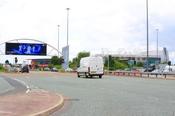 Manchester City quang cao dong phuc moi...ngay canh san Old Trafford hinh anh 1