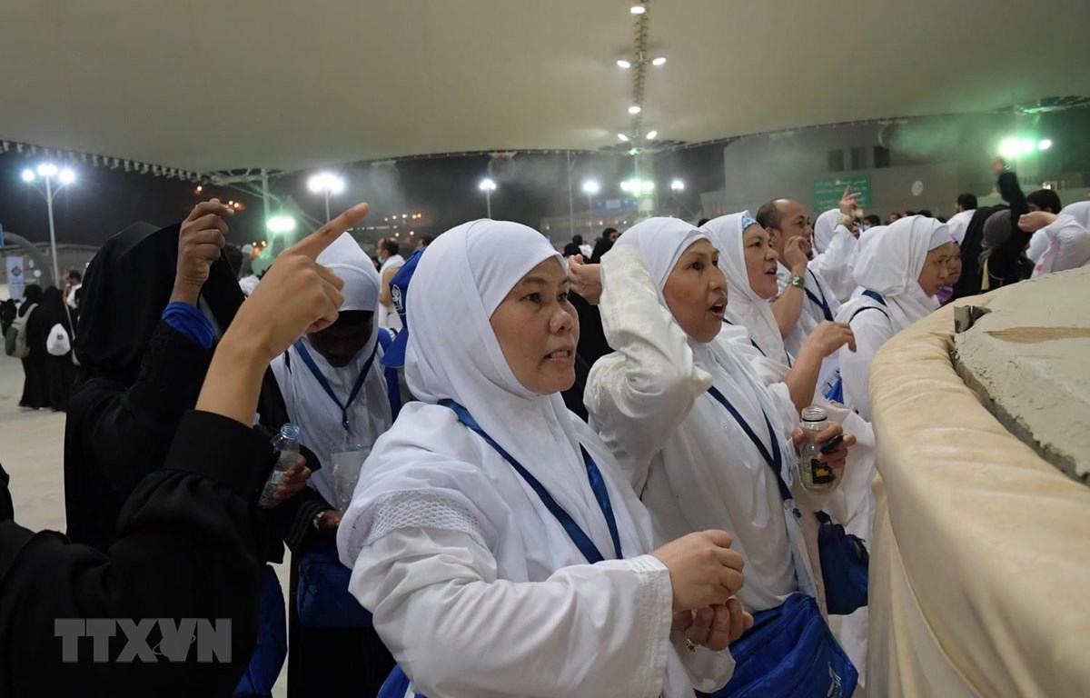 Tín đồ Hồi giáo thực hiện nghi lễ ném đá vào quỷ dữ tại bức tường lớn Jamarat ở Mina của Saudi Arabia,ườihagravenhhươngHồigiaacuteothựchiệnnghilễneacutemđaacutevagraveoquỷdữ<strong>kèo bóng đá lưu</strong> ngày 10/8. (Ảnh: AFP/TTXVN)