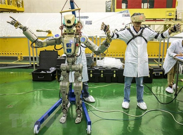 Nga lan dau tien phong robot mang hinh nguoi len ISS hinh anh 1