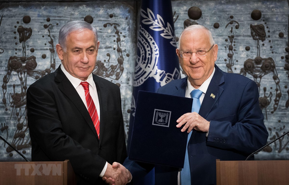 Trong ảnh: Tổng thống Israel Reuven Rivlin (phải) giao trọng trách thành lập Chính phủ mới cho Thủ tướng Benjamin Netanyahu tại Jerusalem ngày 25/9/2019. (Nguồn: THX/TTXVN)