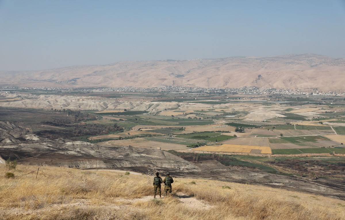 Binh sỹ Israel gác tại tiền đồn ở thung lũng Jordan, nằm giữa thành phố Beit Shean và Khu Bờ Tây ngày 23/6/2019. (Ảnh: AFP/TTXVN)