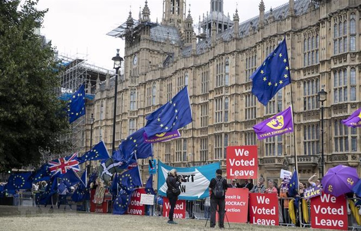 Người biểu tình Anh tuần hành về vấn đề Brexit bên ngoài Hạ viện ở thủ đô London, ngày 3/9/2019. (Nguồn: THX/TTXVN)