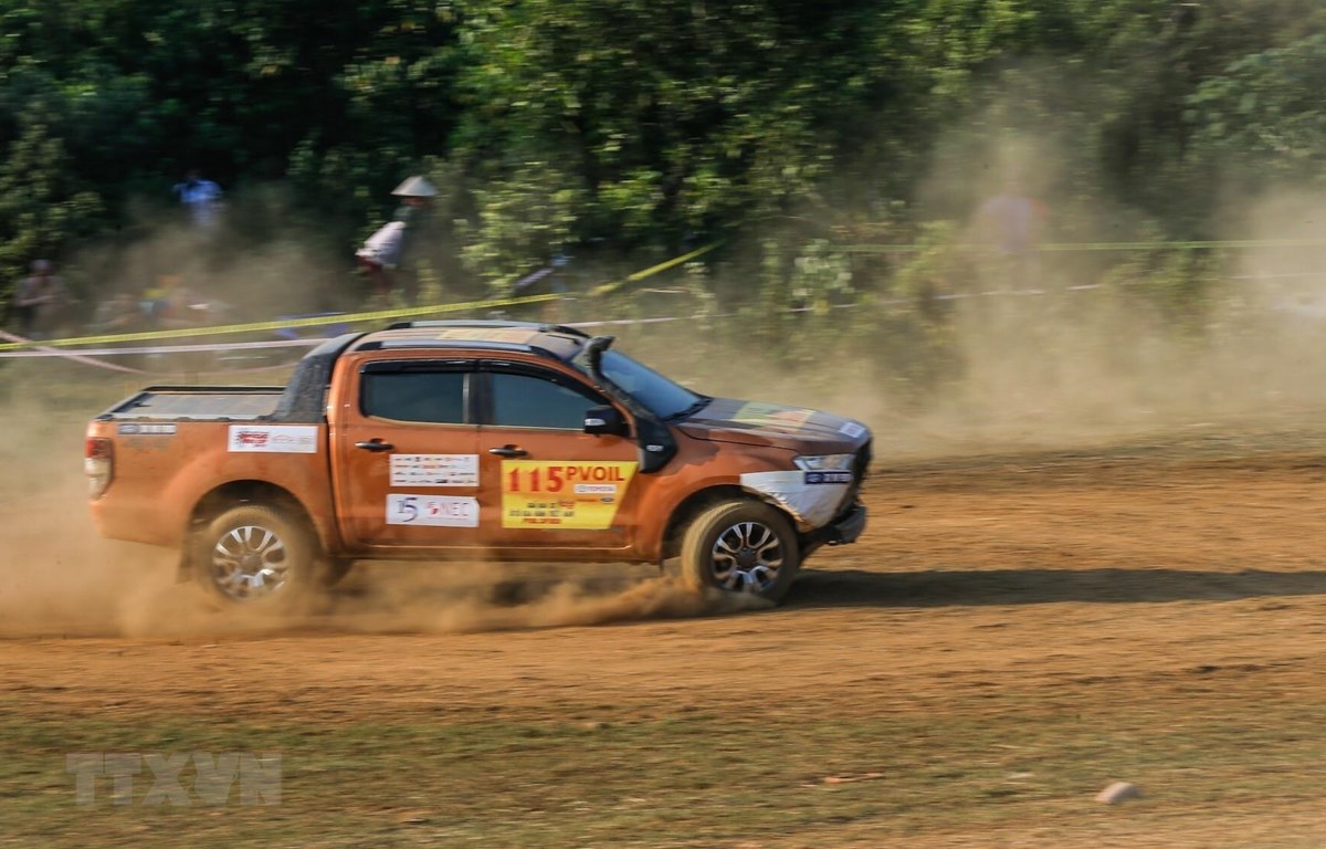 Các đội đua thực hiện nội dung thi tiến và lùi theo hình dích dắc. (Ảnh: Trọng Đạt/TTXVN)