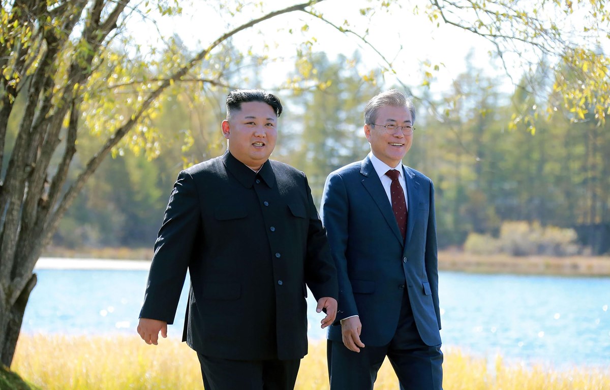 Ảnh tư liệu: Nhà lãnh đạo Triều Tiên Kim Jong-un (trái) và Tổng thống Hàn Quốc Moon Jae-in tại cuộc gặp thượng đỉnh ở Samjiyon, Triều Tiên, ngày 20/9/2018. (Nguồn: AFP/ TTXVN)