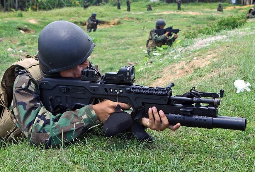  Lực lượng Hải quân đánh bộ được trang bị súng trường tấn công tiêu chuẩn GTAR-21 với nòng dài, kèm súng phóng lựu kẹp nòng hiện đại T40, được coi là khẩu súng trường tấn công tốt nhất hiện nay của Quân đội Việt Nam. (Ảnh: Trọng Đức/TTXVN)