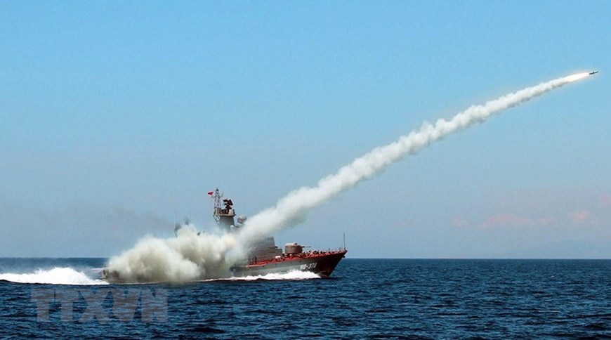  Tàu tên lửa hiện đại HQ-378 thuộc biên chế Lữ đoàn 167 (Vùng 2 Hải quân) diễn tập bắn đạn thật trên biển. Đây là 1 trong số 6 tàu tên lửa lớp 12418 do Xí nghiệp liên hợp Ba Son (Tổng cục Công nghiệp quốc phòng) đóng mới trên cơ sở chuyển giao công nghệ của Nga. (Nguồn: Tư liệu/TTXVN phát)