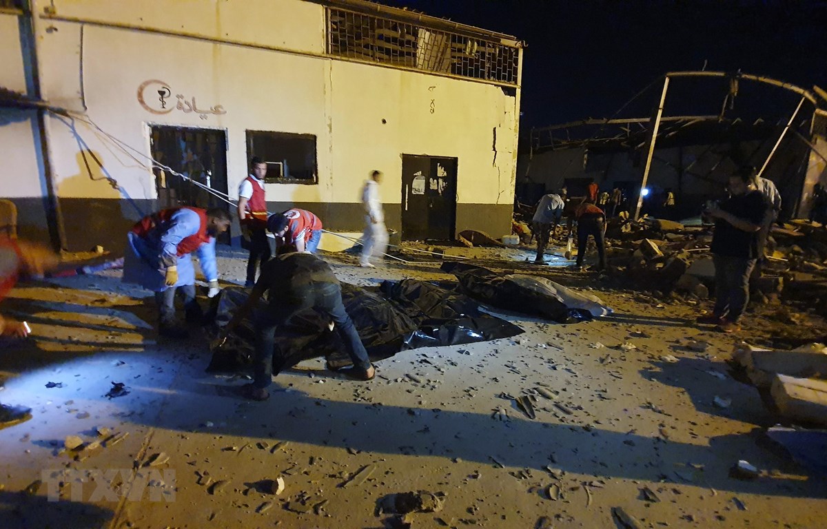 Chuyển thi thể nạn nhân tại hiện trường vụ không kích trúng vào trại tạm giữ người di cư Tajoura, ngoại ô Tripoli, Libya, ngày 3/7/2019. (Ảnh: AFP/TTXVN)