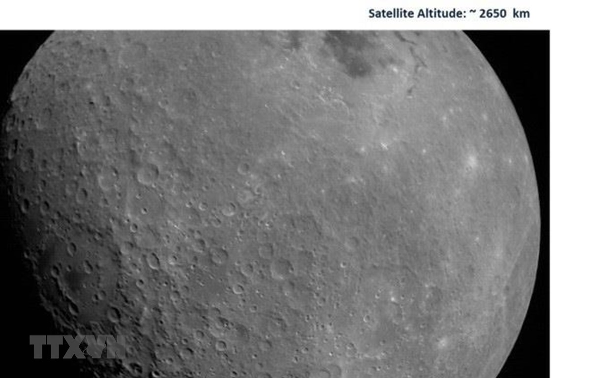 Hình ảnh đầu tiên về Mặt Trăng được chụp bởi tàu thăm dò Chandrayaan-2 của Ấn Độ. (Ảnh: ISRO/TTXVN)