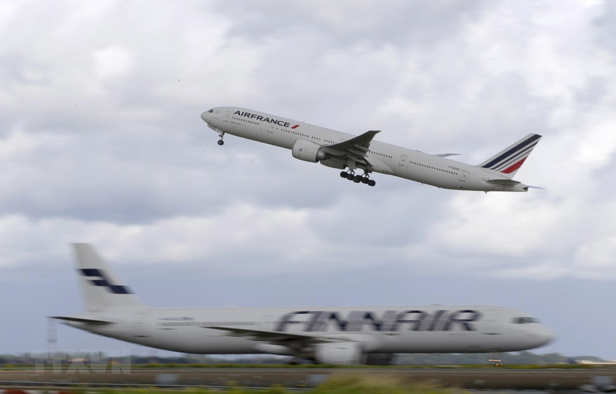  Một máy bay Boeing 777 cất cánh tại sân bay Roissy-Charles-de-Gaulle ở Roissy-en-France, Pháp. (Ảnh: AFP/TTXVN)
