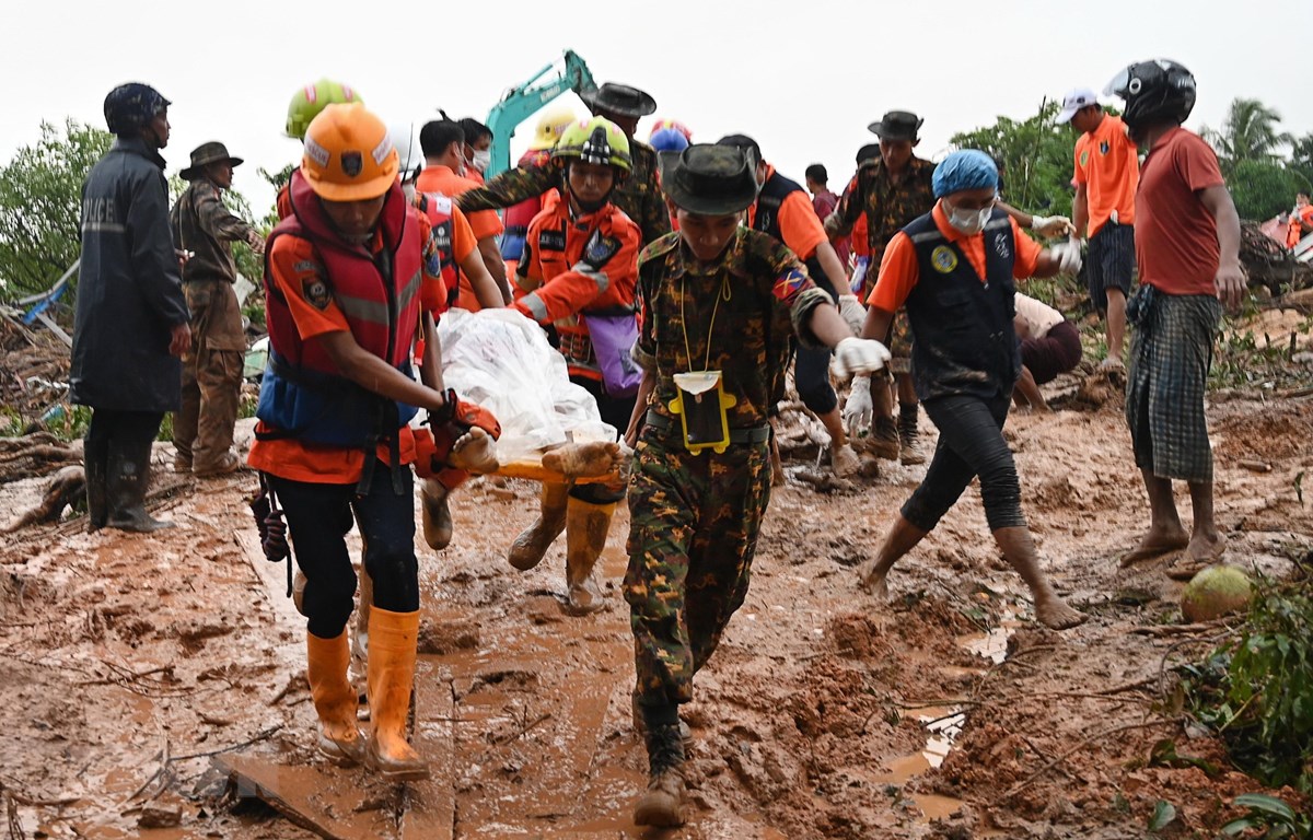 Chuyển thi thể nạn nhân tại hiện trường vụ lở đất ở thị trấn Paung, bang Mon, Myanmar ngày 10/8/2019. (Ảnh: AFP/TTXVN)