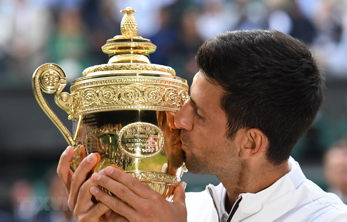 Novak Djokovic đăng quang ngôi vô địch Wimbledon 2019 tại London, Anh ngày 14/7/2019. (Ảnh: AFP/TTXVN)