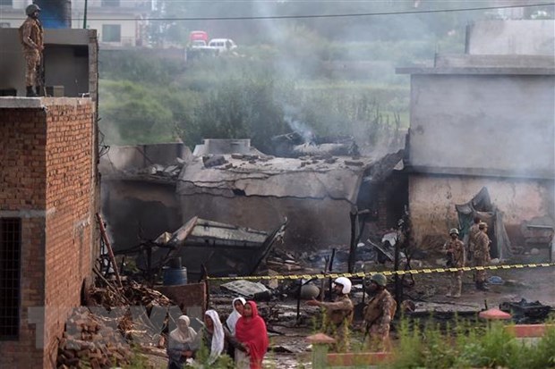 Roi may bay quan su tai Pakistan: Tim thay them nhieu thi the hinh anh 1