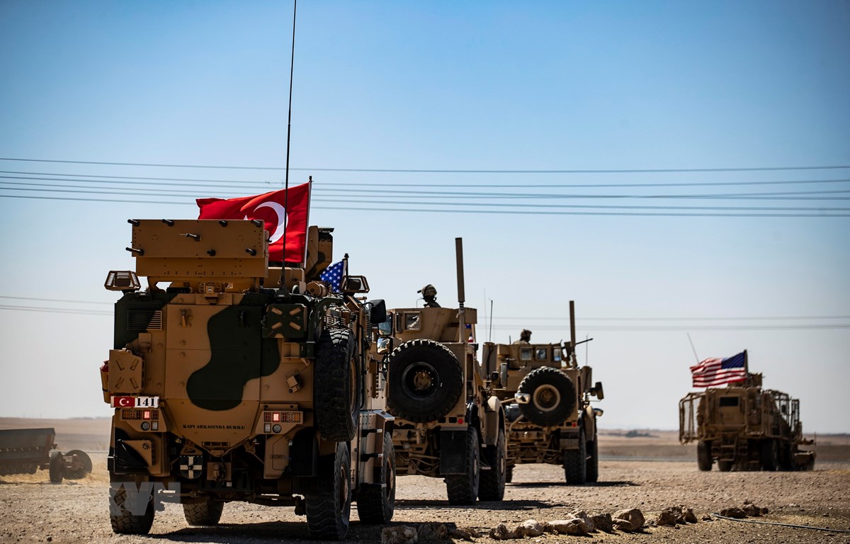 Trong ảnh: Xe quân sự của Mỹ và Thổ Nhĩ Kỳ tuần tra tại ngoại ô thị trấn Tal Abyad (Syria), giáp giới với Thổ Nhĩ Kỳ ngày 8/9/2019. (Nguồn: AFP/TTXVN)