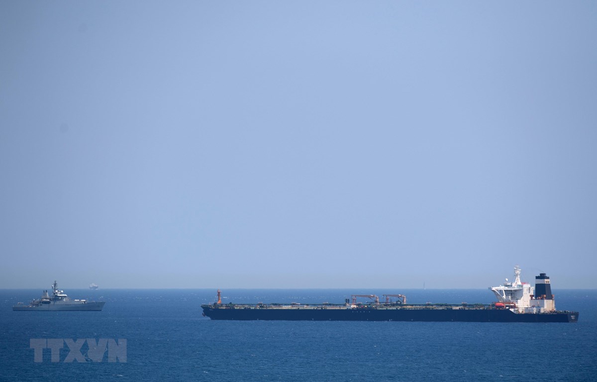 Tàu Hải quân Hoàng gia Anh tuần tra gần tàu chở dầu Grace 1 của Iran ở ngoài khơi vùng lãnh thổ Gibraltar ngày 4/7/2019. (Ảnh: AFP/TTXVN)