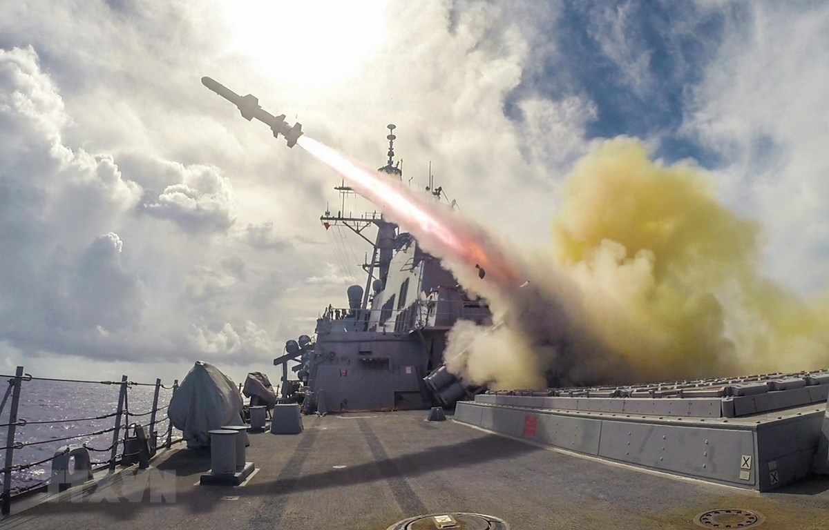 Tên lửa Harpoon được phóng từ tàu khu trục USS Fitzgerald của Mỹ trong cuộc tập trận bắn đạn thật trên biển gần Guam. (Ảnh: AFP/TTXVN)