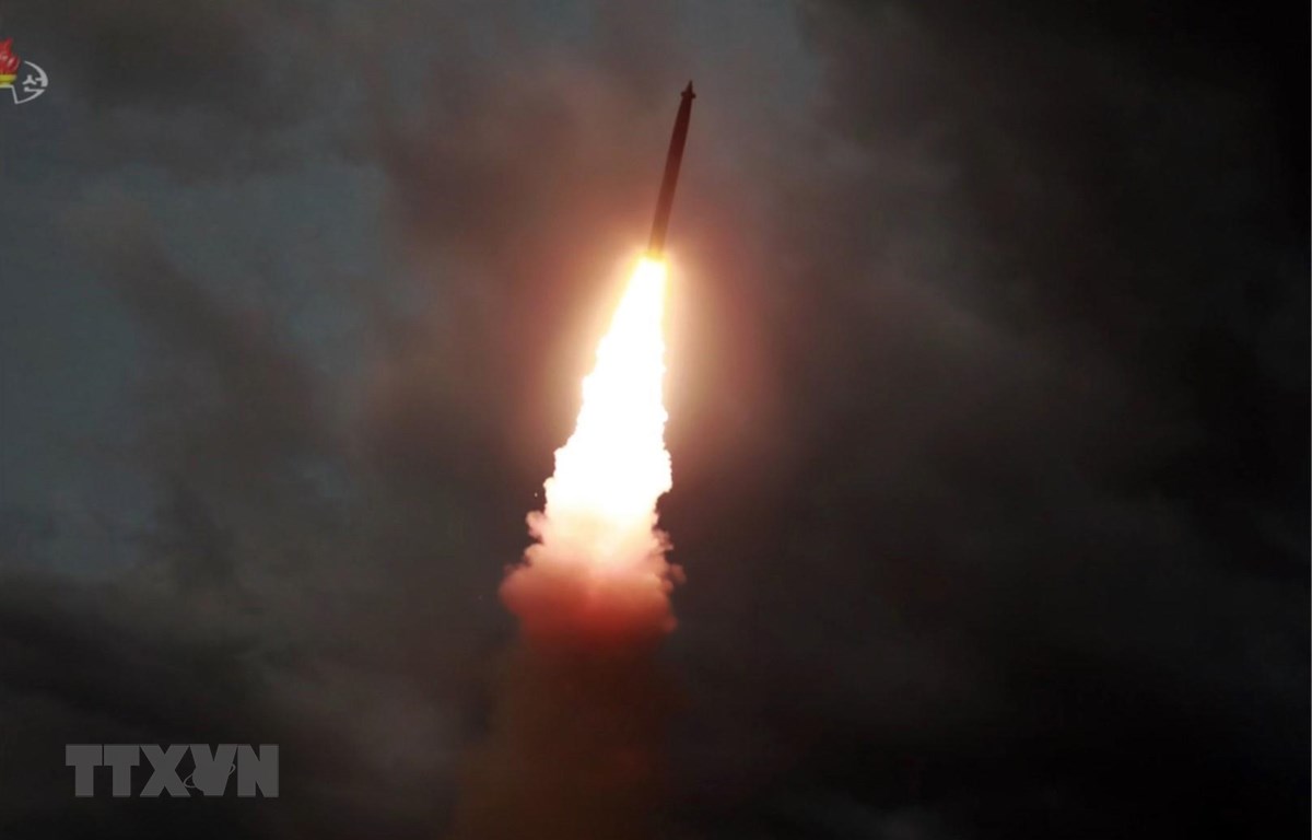 Hệ thống tên lửa dẫn đường phóng loạt cỡ lớn mới phát triển được Triều Tiên thử nghiệm ngày 31/7/. (Ảnh: Yonhap/TTXVN)