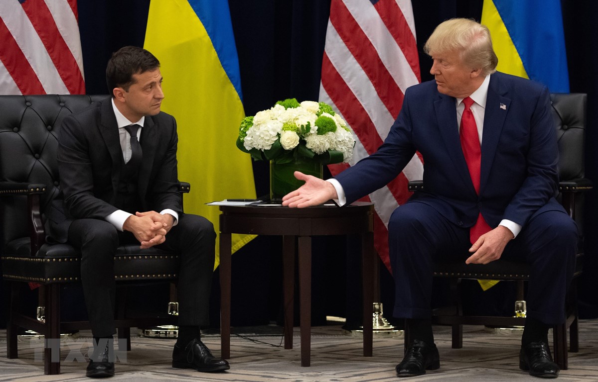 Trong ảnh: Tổng thống Mỹ Donald Trump (phải) trong cuộc gặp Tổng thống Ukraine Volodymyr Zelensky tại New York,ốngặpngườitốgiaacutectrongvụbecircbốiđiệnđagravemvớ<strong>lịch thi đấu bóng đá phap</strong> ngày 25/9/2019. (Nguồn: AFP/TTXVN)