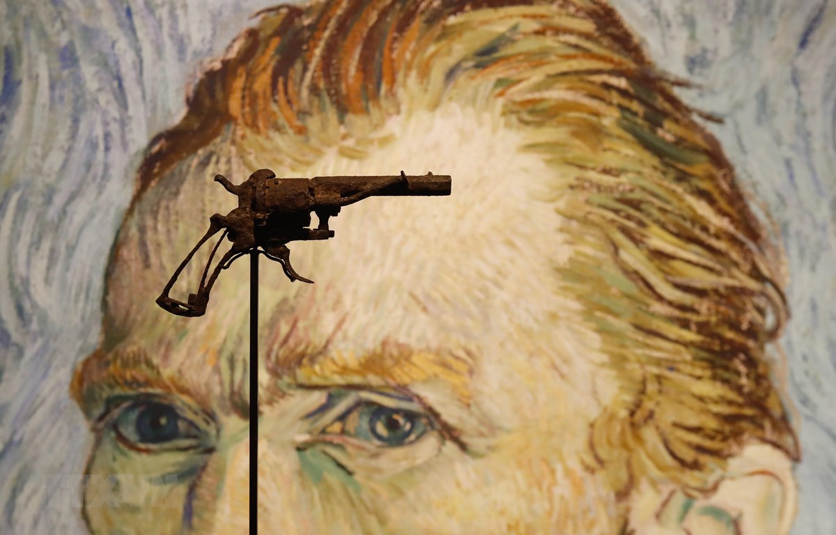 Trong ảnh (tư liệu): Khẩu súng lục ổ quay mà danh họa nổi tiếng người Hà Lan Vincent van Gogh được cho là đã dùng để tự sát ngày 27/7/1890 được trưng bày tại nhà đấu giá Drouot ở Paris, Pháp, ngày 14/1/2019. (Nguồn: AFP/TTXVN)