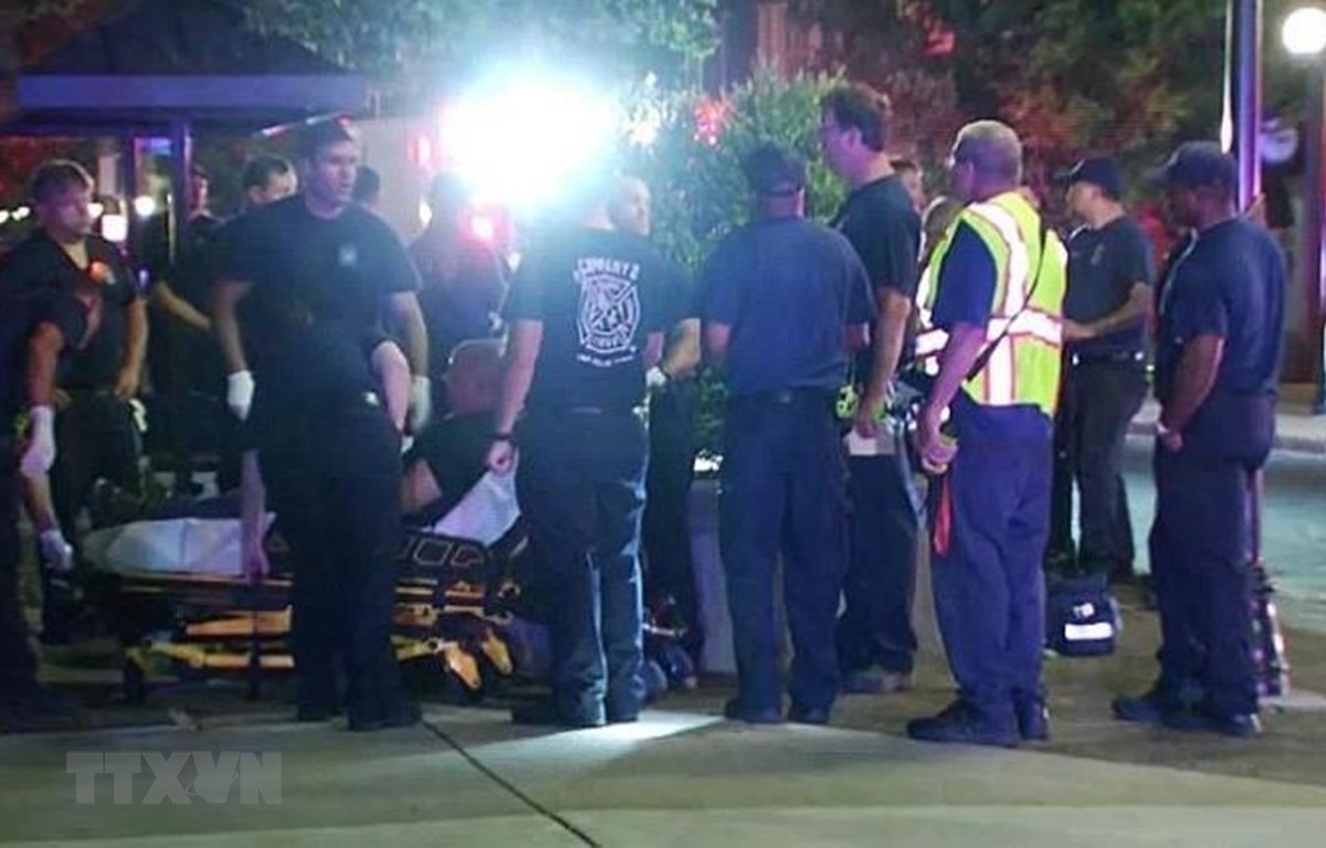 Nhân viên cứu hộ chuyển người bị thương trong vụ xả súng ở Dayton, Ohio, Mỹ, ngày 4/8. (Ảnh: CNN/TTXVN)