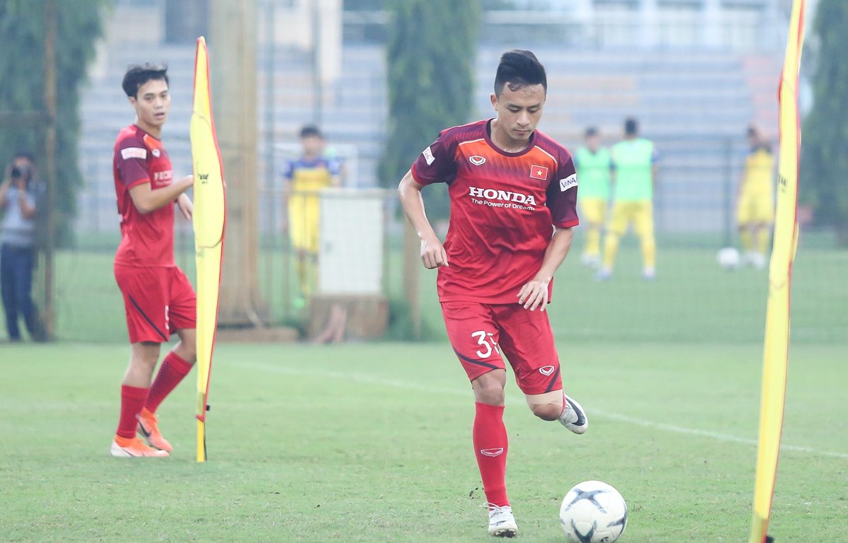 Tiền vệ Võ Huy Toàn gặp chấn thương rách cơ đùi sau buổi tập chiều 28/9 cùng tuyển Việt Nam. (Ảnh: Nguyên An)
