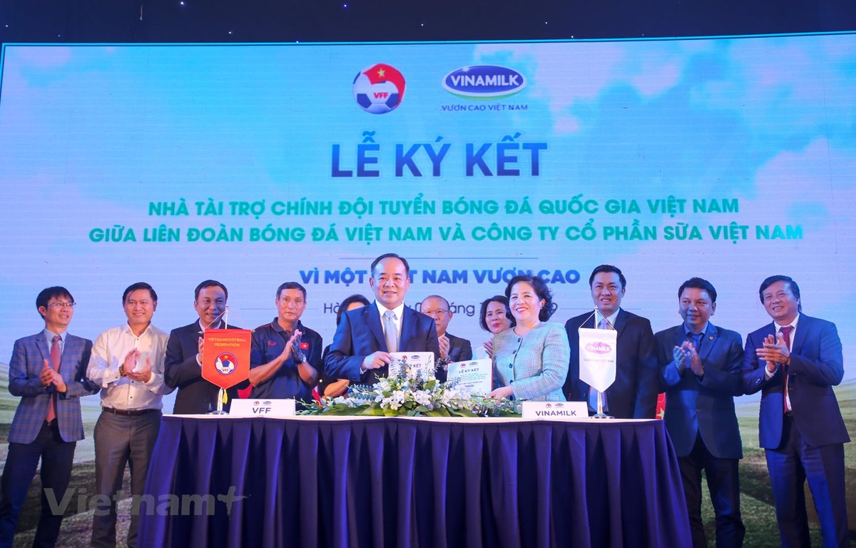 Lễ ký kết giữa Vinamilk và VFF. (Ảnh: Minh Sơn/Vietnam+)