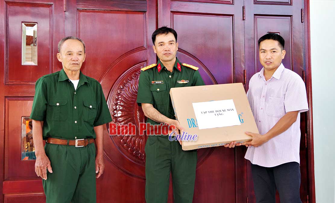 Trung đoàn 728 bàn giao kinh phí hỗ trợ “Nhà đồng đội”