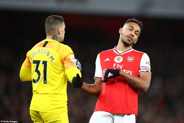 Manchester City vui dap Arsenal, M.U thoat thua tren san nha hinh anh 1