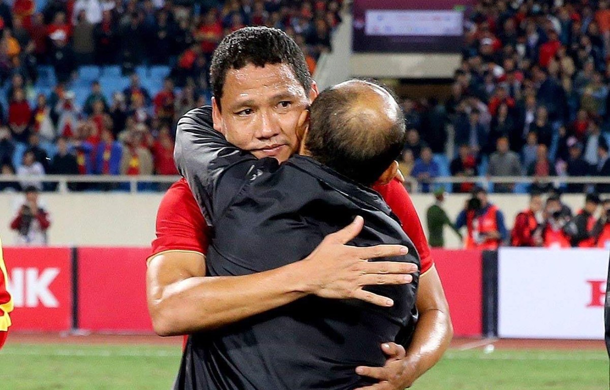 Tiền đạo Anh Đức ôm huấn luyện viên Park Hang-seo ở trận đấu cuối cùng trong màu áo tuyển Việt Nam. (Ảnh: VFF)