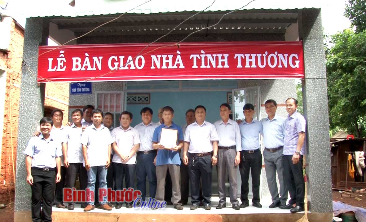 Trao tặng 2 căn nhà tình thương