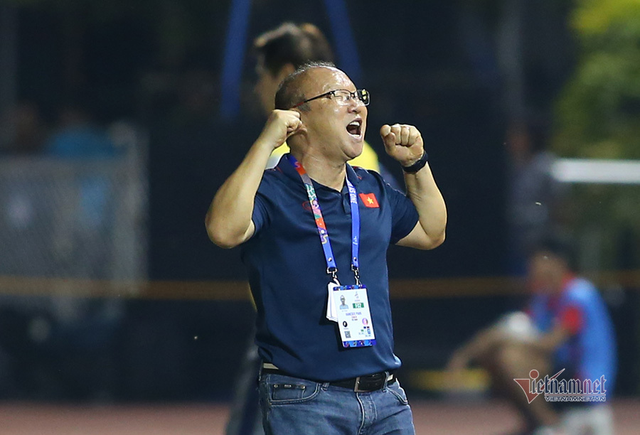 Khoảnh khắc thầy Park v&agrave; U22 Việt Nam ăn mừng sau khi loại Th&aacute;i Lan