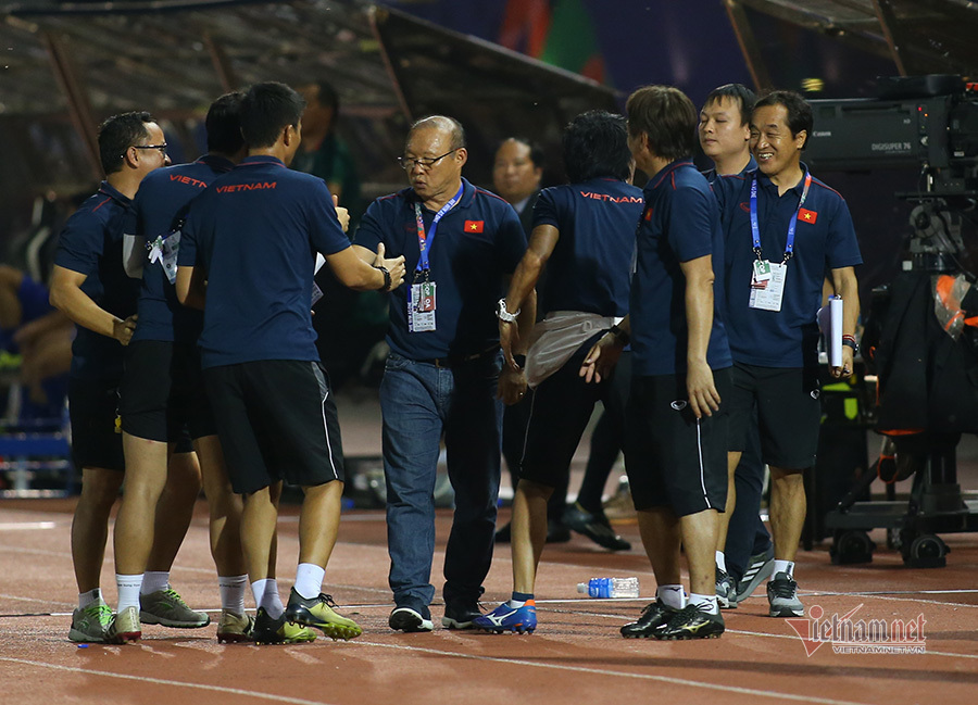 Khoảnh khắc thầy Park v&agrave; U22 Việt Nam ăn mừng sau khi loại Th&aacute;i Lan