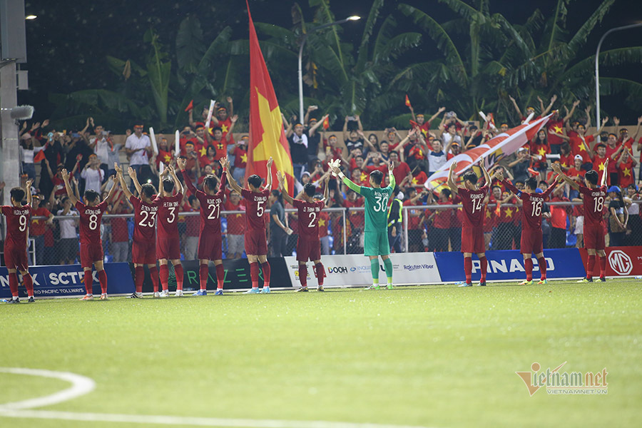 Khoảnh khắc thầy Park v&agrave; U22 Việt Nam ăn mừng sau khi loại Th&aacute;i Lan