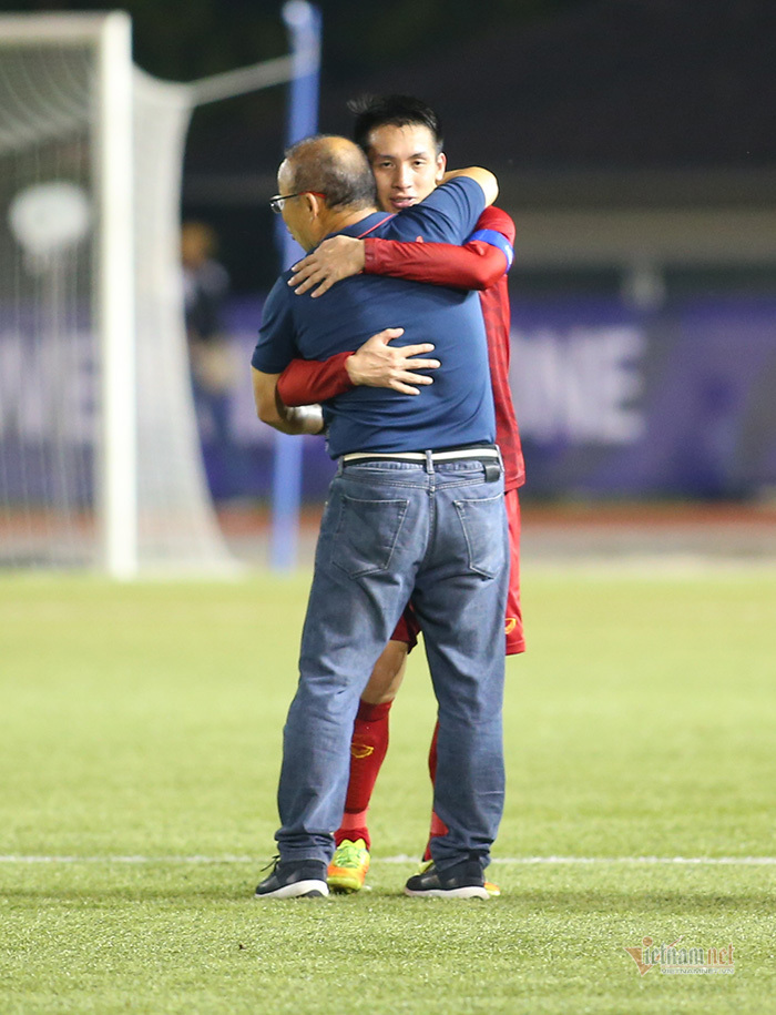 Khoảnh khắc thầy Park v&agrave; U22 Việt Nam ăn mừng sau khi loại Th&aacute;i Lan