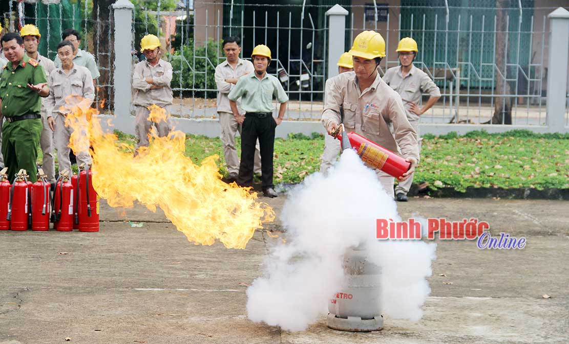 Cán bộ, công nhân Thủy điện Thác Mơ tập huấn PCCC