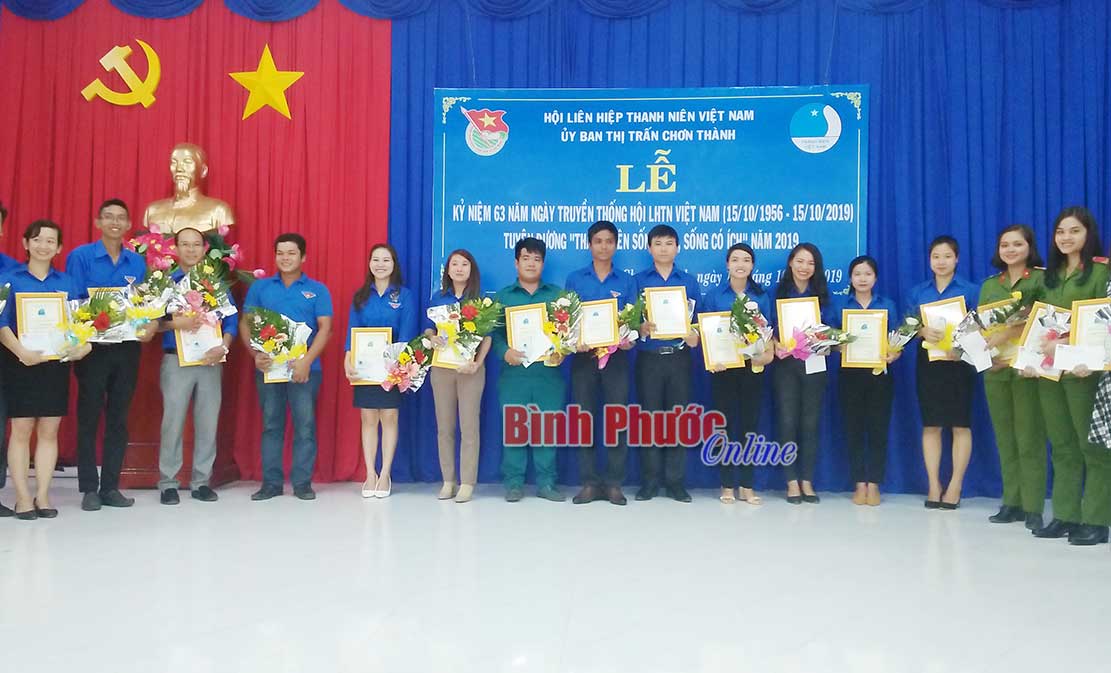 Chơn Thành tuyên dương 27 thanh niên sống đẹp...