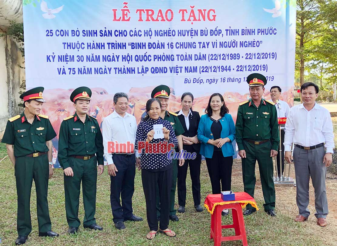 Thêm 25 con bò giống trao tặng hộ nghèo huyện Bù Đốp