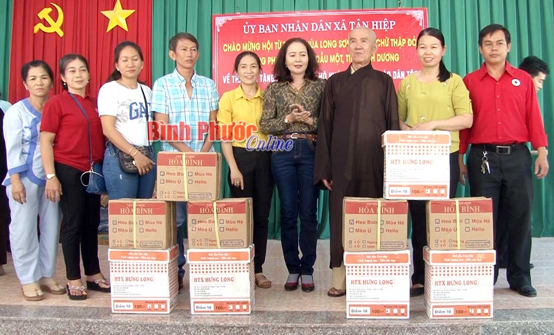 150 phần quà tặng đồng bào và học sinh khó khăn